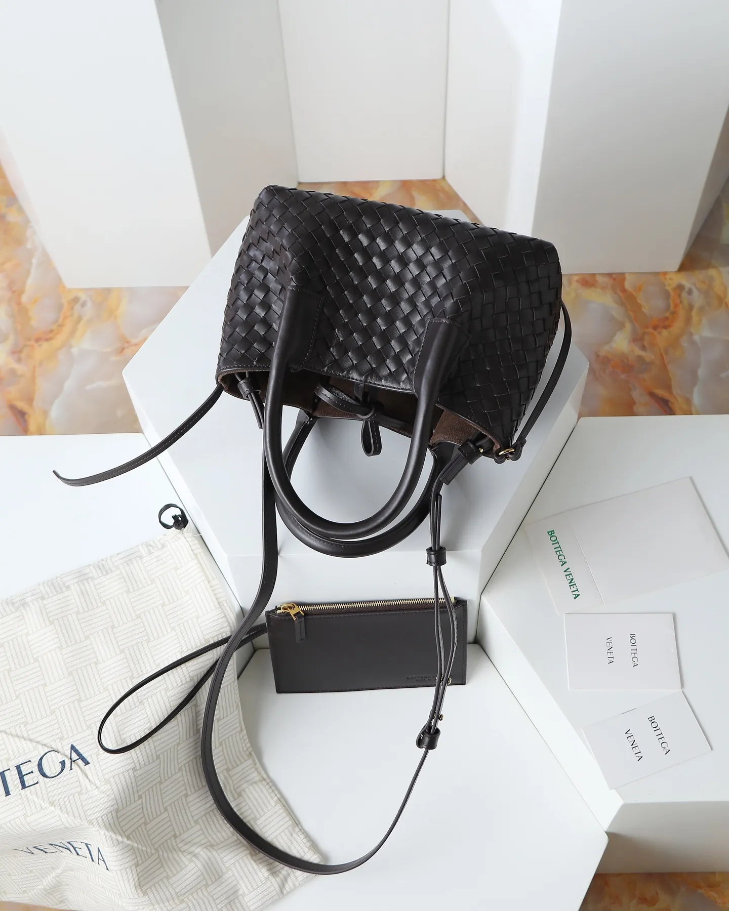 1000. BOTTEGA VENETA's 2025 new product pinacoteca has super soft leather, and the weaving function, practicality and relaxed fashion sense have not been lost ❤️‍🔥Amway is a must-have bag for sisters when going out. The size also accurately meets the commuting needs of urban beauties, and it can fit everything! ! ! 🔥The capacity should not be underestimated~ It doesn’t pick the person, the occasion, or the occasion. With its majestic curved outline, exquisite woven texture, delicate edges and rounded handles, this woven vegetable basket bag truly achieves the goal of “dressing up and being fashionable without getting in the way”~ Are you interested in Jimei? Style number: 819004 Size: 24*15*12cm